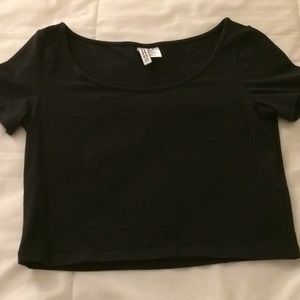 Black cropped tee